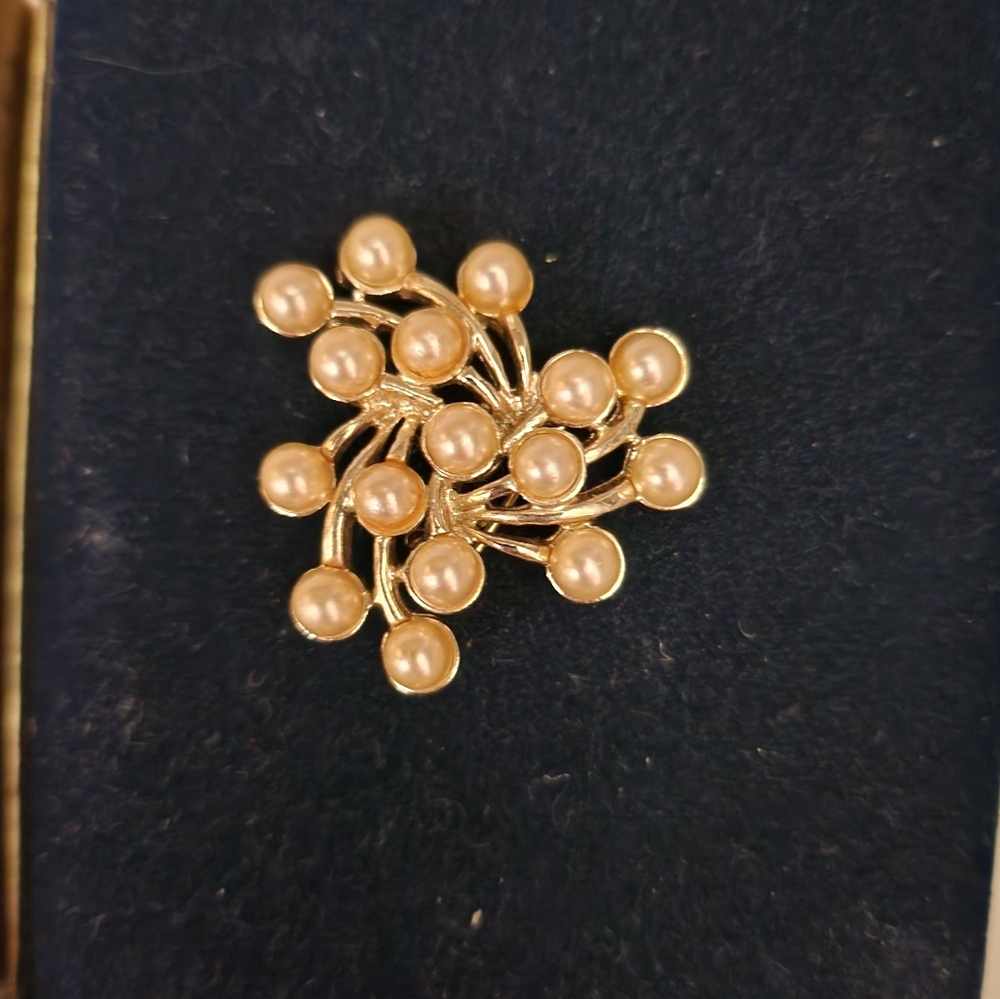 Vintage Pearl swirl Brooch